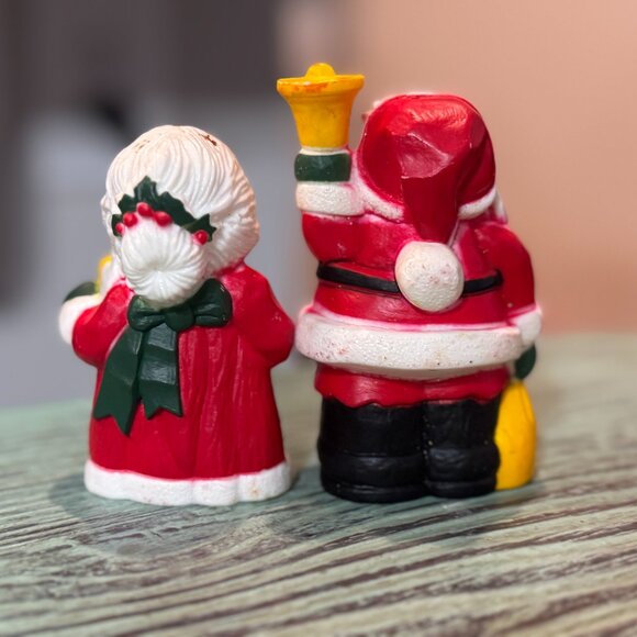 Santa & Mrs Claus Plastic Salt and Pepper Shakers Christmas Decor - Picture 3 of 4